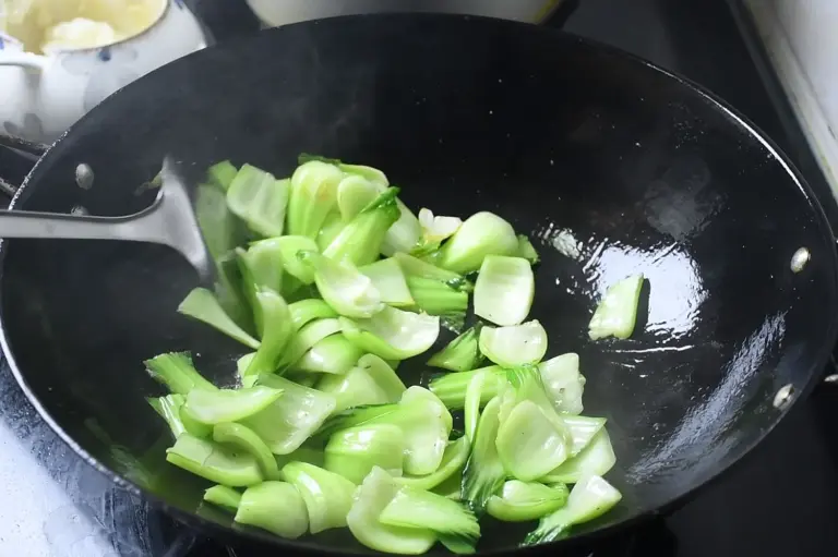 Loại rau mệnh danh là "vua canxi", giúp xương chắc khỏe, tăng sức đề kháng đem xào với nấm được món ăn bổ dưỡng - 8