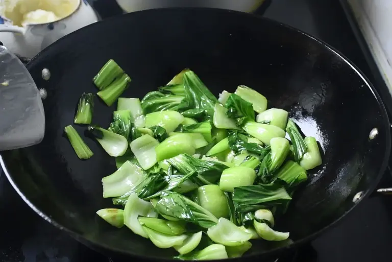 Loại rau mệnh danh là "vua canxi", giúp xương chắc khỏe, tăng sức đề kháng đem xào với nấm được món ăn bổ dưỡng - 9