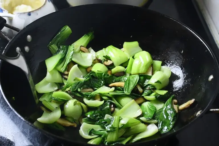 Loại rau mệnh danh là "vua canxi", giúp xương chắc khỏe, tăng sức đề kháng đem xào với nấm được món ăn bổ dưỡng - 11