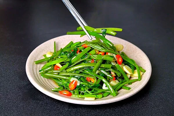 Xào rau đừng dại cho ngay vào chảo, thêm 2 bước nữa xào rau nào cũng giòn ngon, xanh mướt không úa vàng - 2