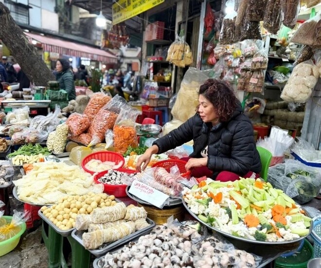 Người dân Hà Nội hối hả đi chợ sắm Tết, giá cả tăng vọt, gà cánh tiên gần 1 triệu đồng/con vẫn đắt khách - 1