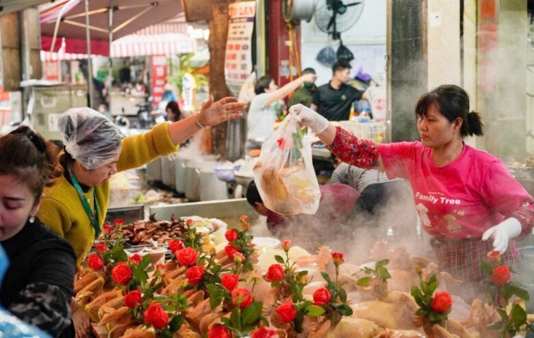 Người dân Hà Nội hối hả đi chợ sắm Tết, giá cả tăng vọt, gà cánh tiên gần 1 triệu đồng/con vẫn đắt khách - 2