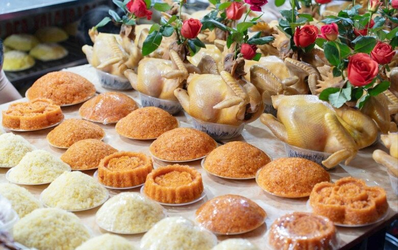 Người dân Hà Nội hối hả đi chợ sắm Tết, giá cả tăng vọt, gà cánh tiên gần 1 triệu đồng/con vẫn đắt khách - 3