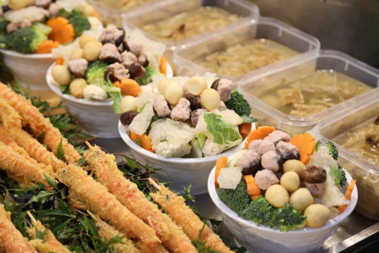 Người dân Hà Nội hối hả đi chợ sắm Tết, giá cả tăng vọt, gà cánh tiên gần 1 triệu đồng/con vẫn đắt khách - 4