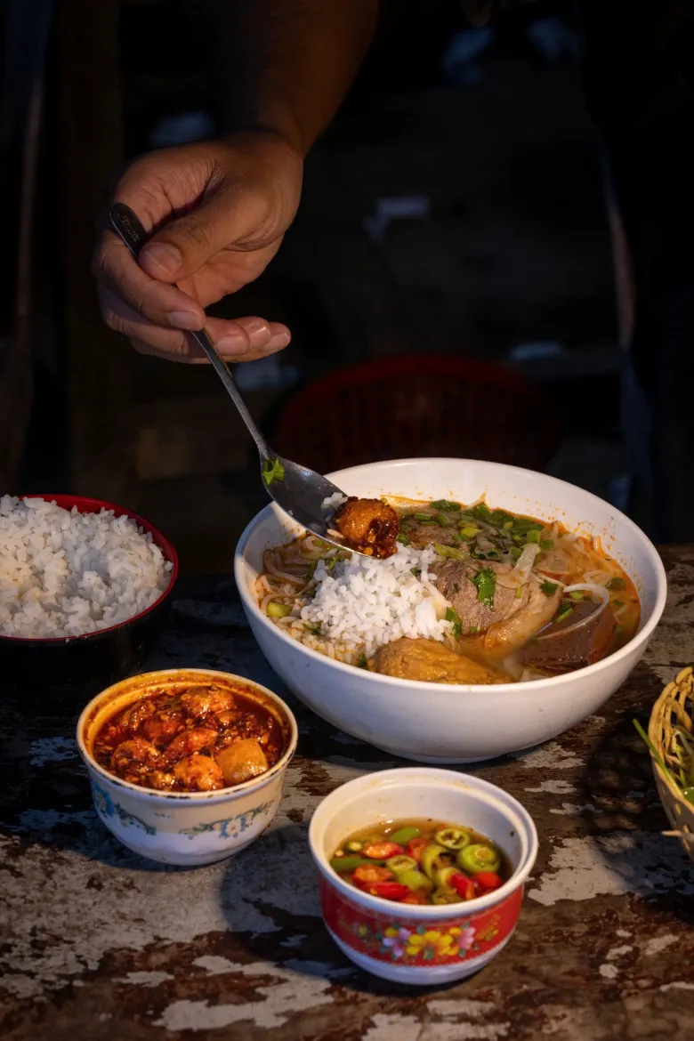 Món ngon độc lạ chỉ có ở Huế, đặc sản bún bò ăn kèm với thứ “bỏ đi” xưa dùng để cứu đói - 2