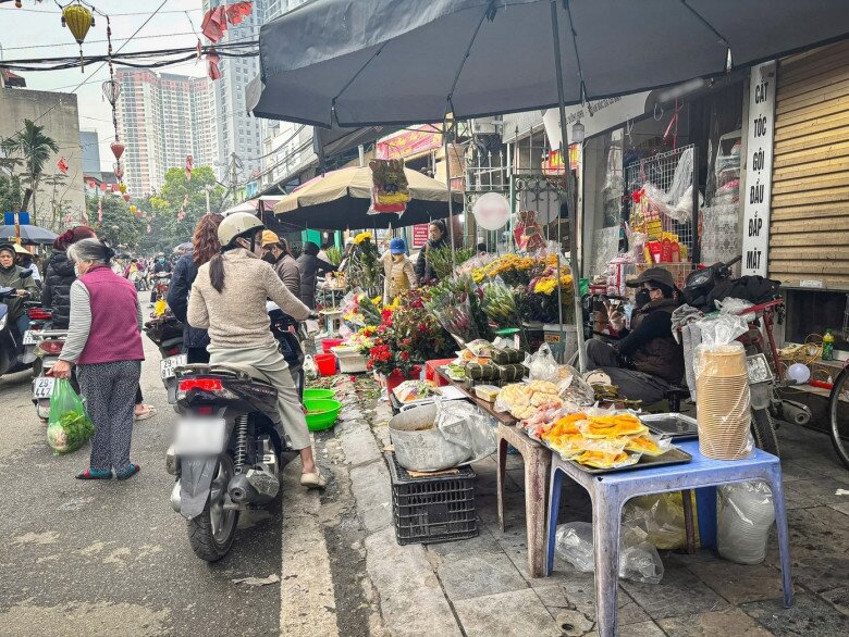Người dân Hà Nội hối hả đi chợ sắm Tết, giá cả tăng vọt, gà cánh tiên gần 1 triệu đồng/con vẫn đắt khách - 7