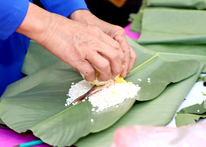 Chán nhân thịt quen thuộc, đặc sản bánh chưng cá chép ở Thái Nguyên lên ngôi, nửa triệu đồng/cặp vẫn cháy hàng - 4