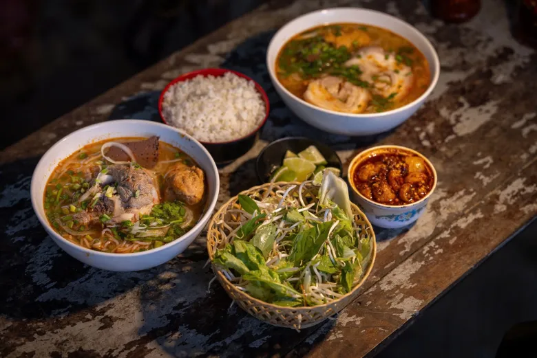 Món ngon độc lạ chỉ có ở Huế, đặc sản bún bò ăn kèm với thứ “bỏ đi” xưa dùng để cứu đói - 3