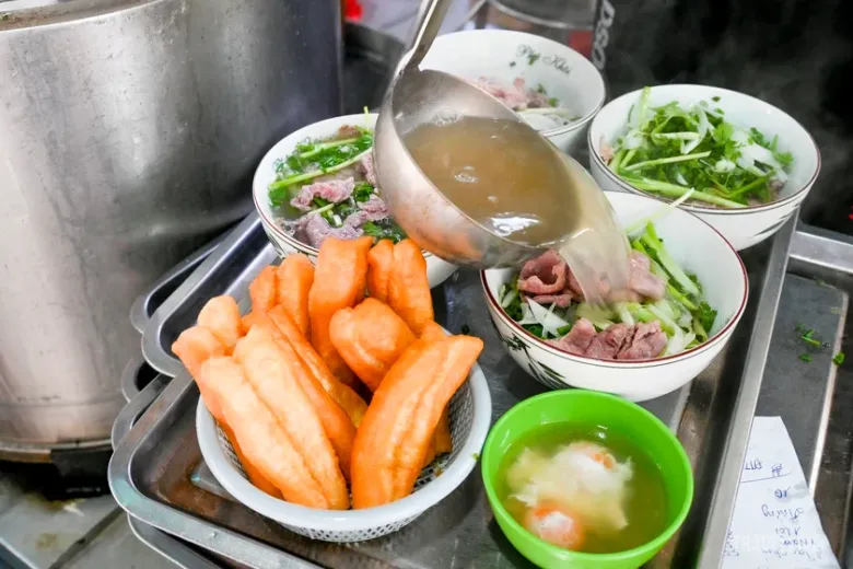 Quán phở “hiếm có khó tìm” ở Hà Nội, 4h sáng đã đông nghịt khách đứng chờ, chỉ bán trong 5 tiếng không nhanh là hết - 5