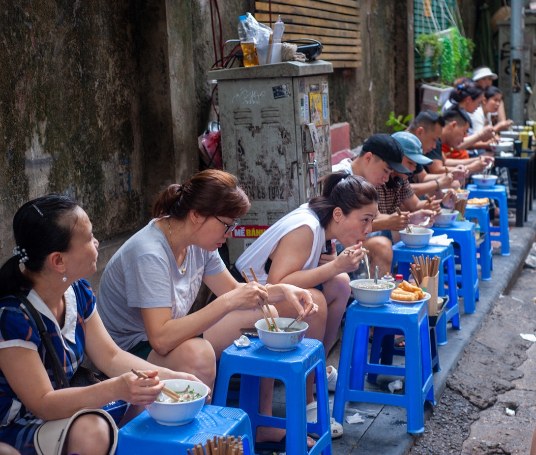 Quán phở “hiếm có khó tìm” ở Hà Nội, 4h sáng đã đông nghịt khách đứng chờ, chỉ bán trong 5 tiếng không nhanh là hết - 3