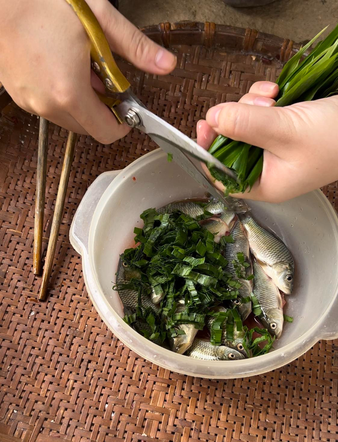 Chán nhân thịt quen thuộc, đặc sản bánh chưng cá chép ở Thái Nguyên lên ngôi, nửa triệu đồng/cặp vẫn cháy hàng - 2