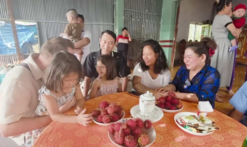 Cho con đi ngày còn đỏ hỏn, 31 năm sau, mẹ khóc nghẹn đón cả gia đình nhỏ của con trở về - 4