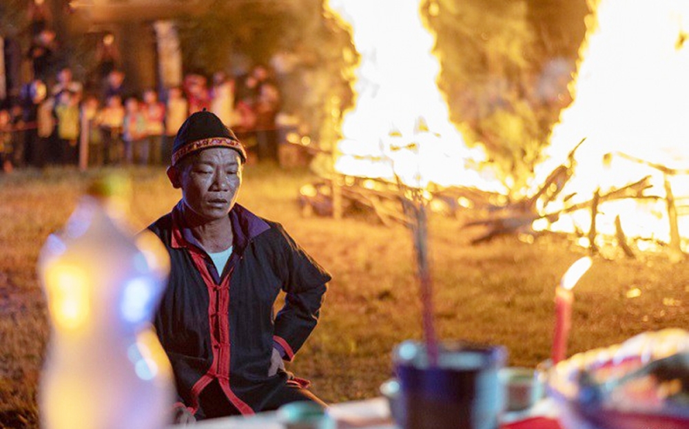 6 phong tục cầu may đầu năm độc lạ ở Việt Nam: Gội đầu để rũ sạch đen đủi, có nơi đi trộm đồ để lấy may - 3