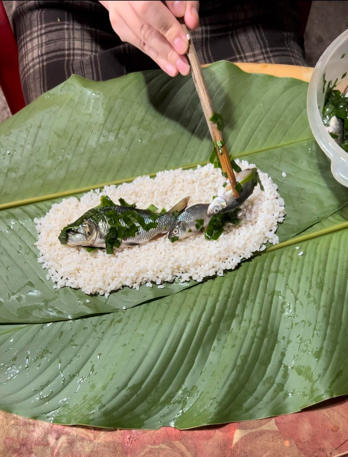 Chán nhân thịt quen thuộc, đặc sản bánh chưng cá chép ở Thái Nguyên lên ngôi, nửa triệu đồng/cặp vẫn cháy hàng - 3