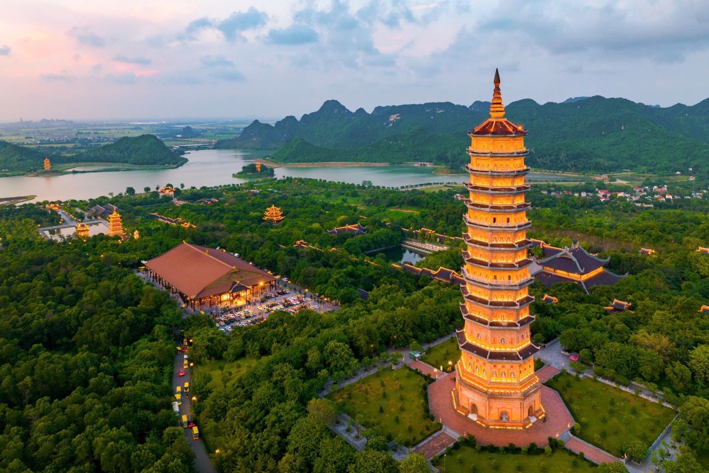 6 điểm du lịch tâm linh dịp Tết gần Hà Nội, có ngôi chùa lớn nhất thế giới, có nơi nắm giữ kỷ lục châu Á - 4