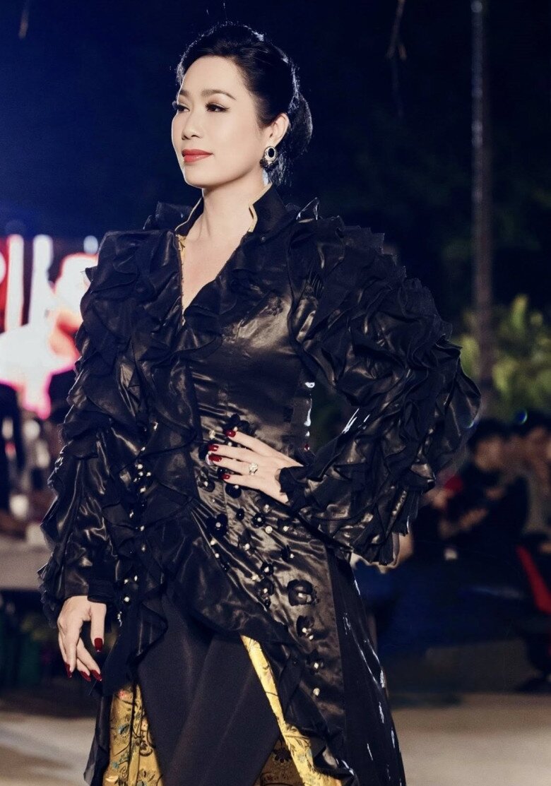 Á hậu đầu tiên của Việt Nam là NSND, sống với đại gia mấy chục năm "không có cơ hội để ghen" - 11