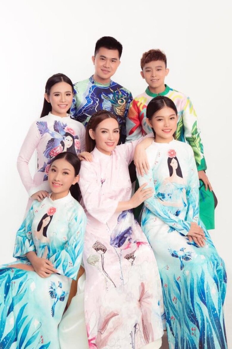 Cô gái đi hát đám tang được Phi Nhung nhận nuôi: Cuộc sống khó hơn sau khi mẹ mất, đã gọi Mạnh Quỳnh là "ba" - 4