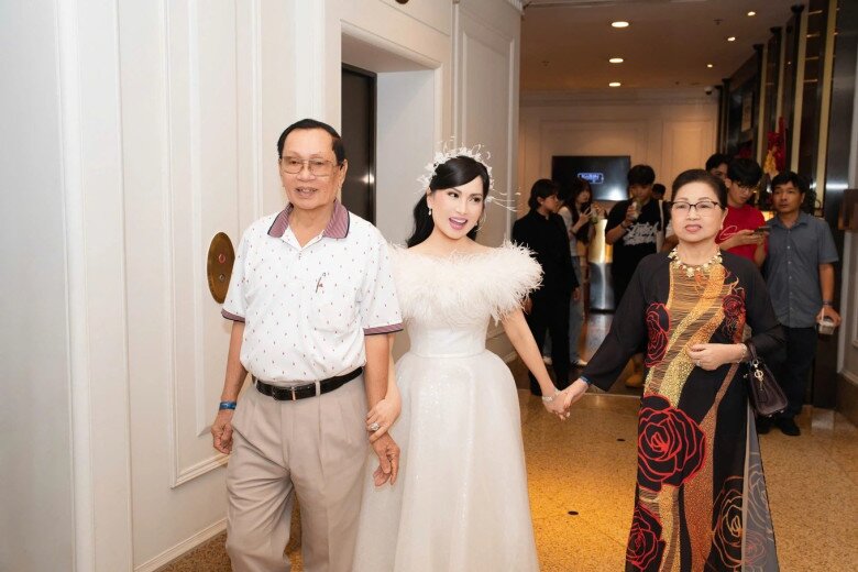 Góc khuất của "nữ ca sĩ Việt giàu nhất thế giới", có lúc phải tự kìm nén và lời giải đáp về chồng tỷ phú - 1