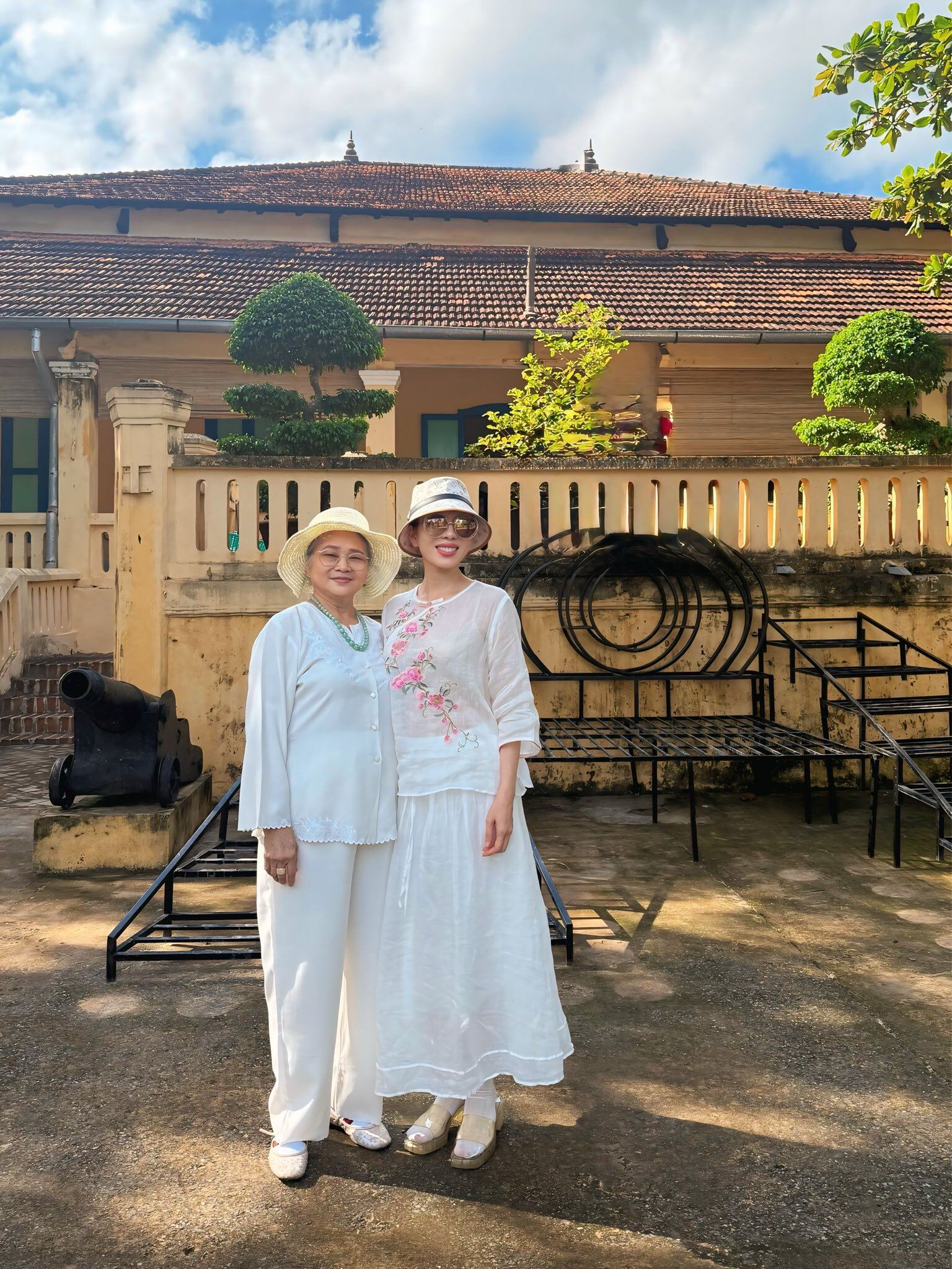 Mẹ ruột Lệ Quyên là "ngôi sao quận Hai Bà Trưng" một thời: U90 đẹp phúc hậu, sống trong biệt thự như lâu đài - 1