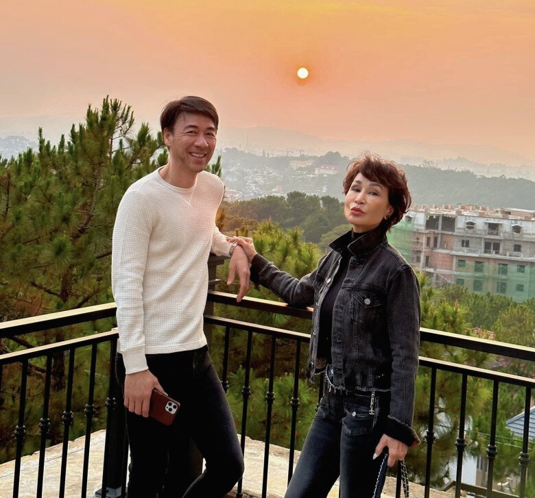 Việt Nam có một nữ danh ca đình đám 74 tuổi vẫn đẹp, chồng kém 13 tuổi lại nổi tiếng cùng em vợ - 6