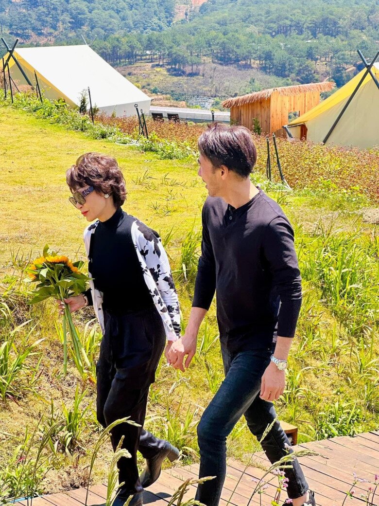 Việt Nam có một nữ danh ca đình đám 74 tuổi vẫn đẹp, chồng kém 13 tuổi lại nổi tiếng cùng em vợ - 4