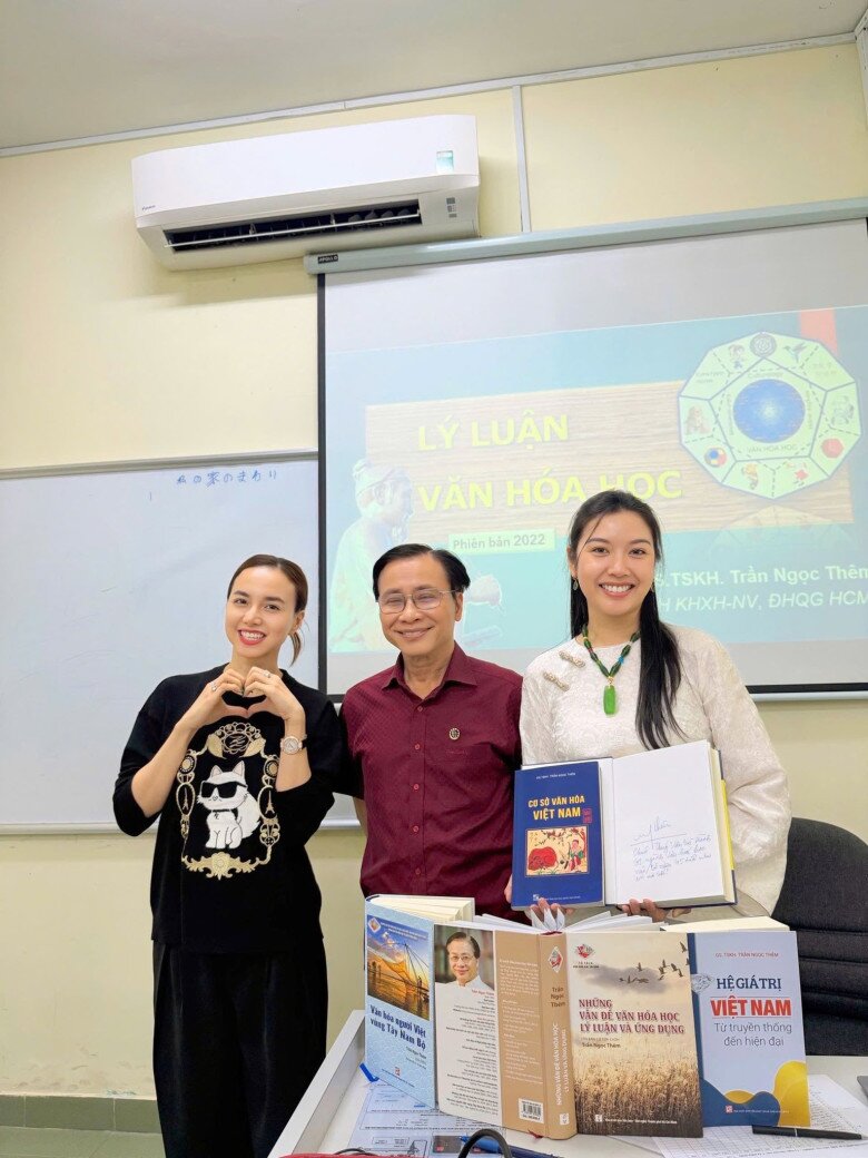 2 mỹ nhân Vbiz cùng đi học Thạc sĩ đầu năm: Người là Á hậu quốc tế tài sắc, người làm vợ đạo diễn nghìn tỷ - 7