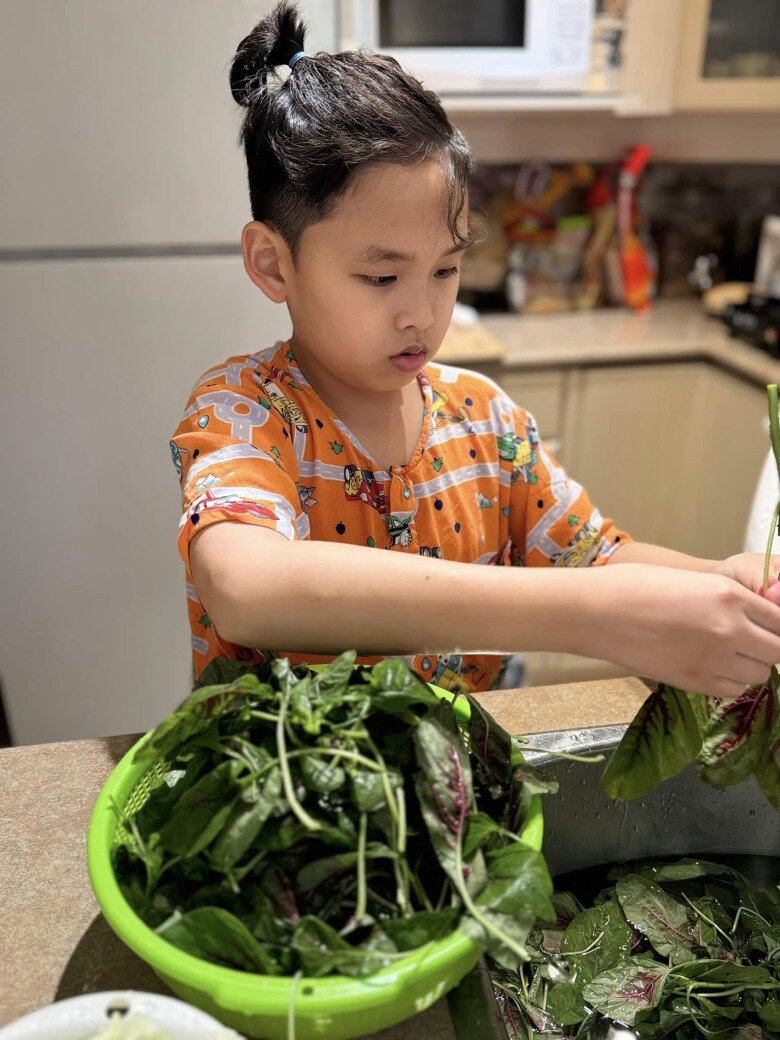 Con trai tóc xoăn của Hoa hậu Diễm Hương bị bắt giảm cân, nay trổ mã như thanh niên hưởng trọn nét đẹp từ mẹ - 5