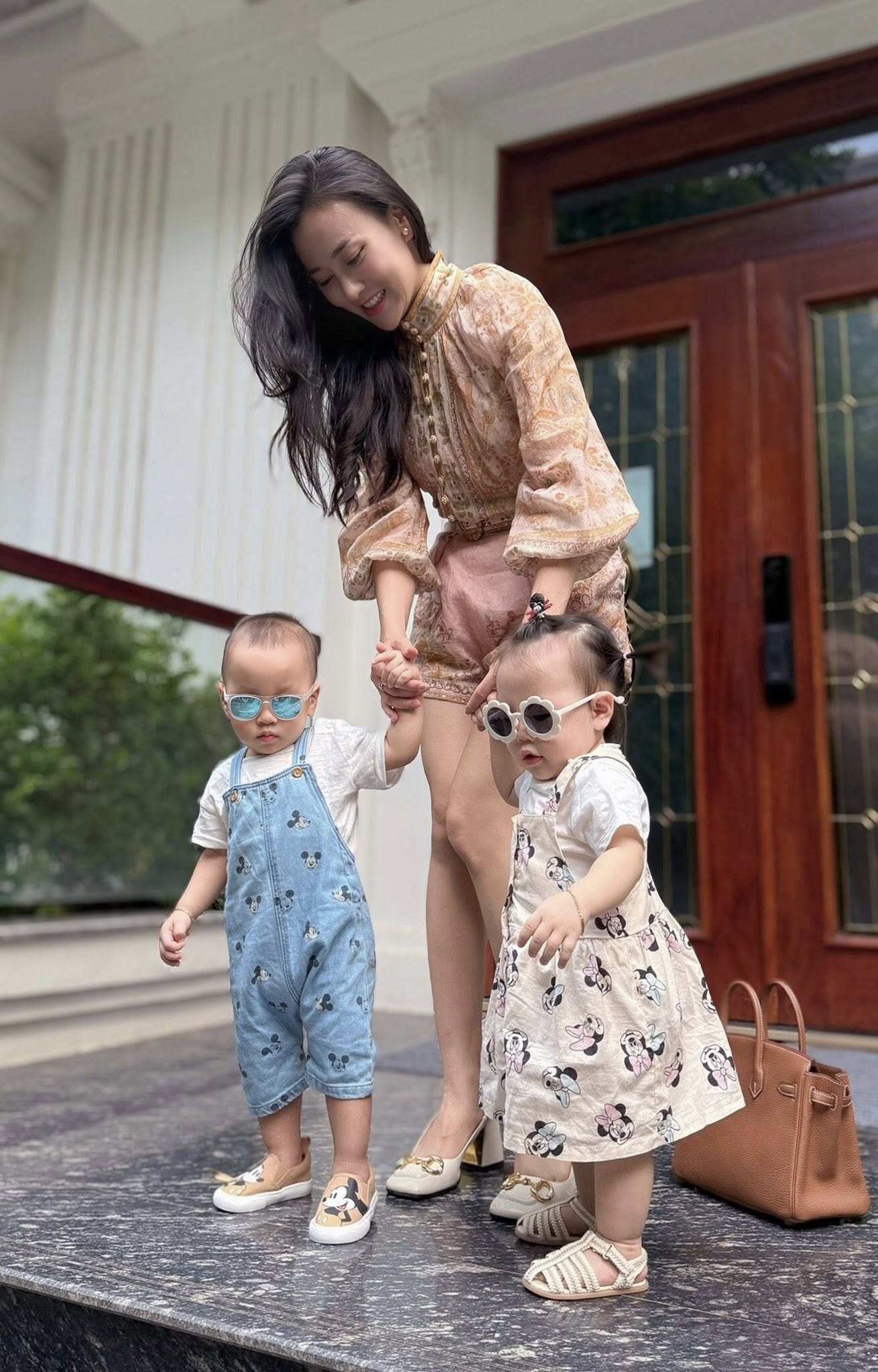 Phương Oanh đón Tết bên cặp song sinh, Jimmy - Jenny hiếm hoi được "lên sóng" nay trông cực đáng yêu - 7