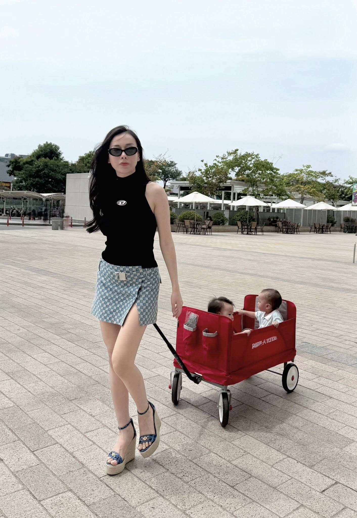 Phương Oanh đón Tết bên cặp song sinh, Jimmy - Jenny hiếm hoi được "lên sóng" nay trông cực đáng yêu - 6