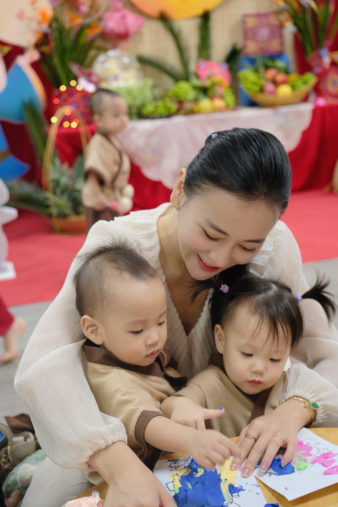 Phương Oanh đón Tết bên cặp song sinh, Jimmy - Jenny hiếm hoi được "lên sóng" nay trông cực đáng yêu - 10