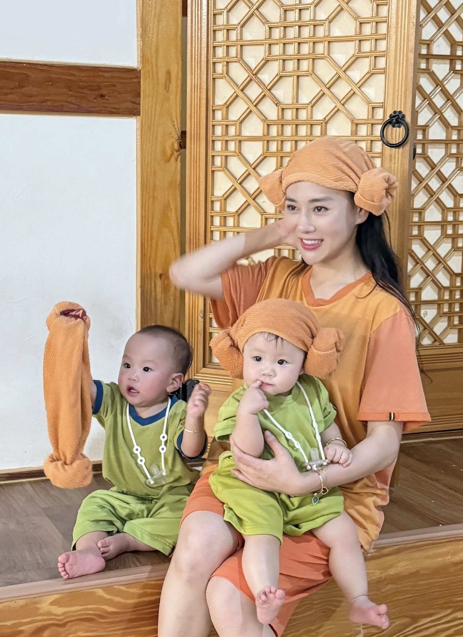 Phương Oanh đón Tết bên cặp song sinh, Jimmy - Jenny hiếm hoi được "lên sóng" nay trông cực đáng yêu - 3