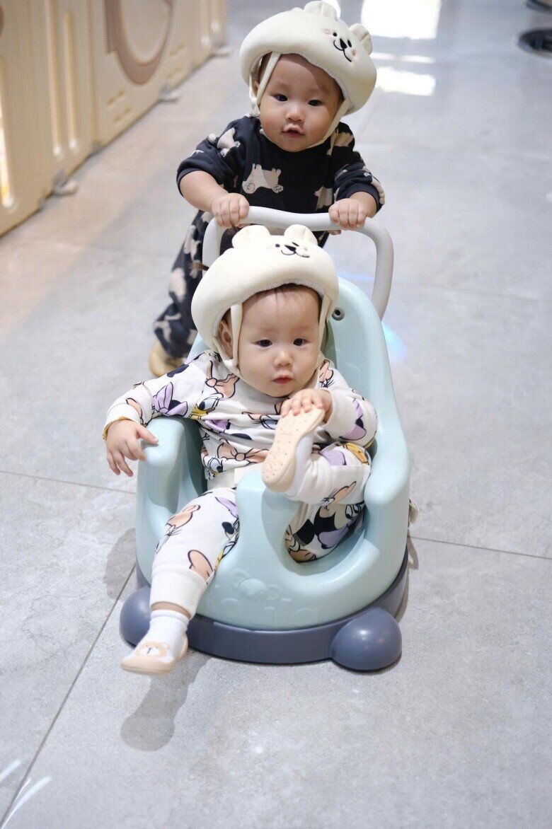 Phương Oanh đón Tết bên cặp song sinh, Jimmy - Jenny hiếm hoi được "lên sóng" nay trông cực đáng yêu - 8