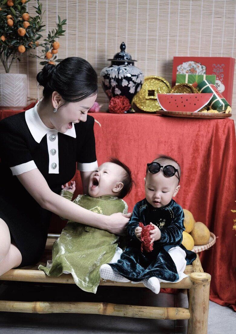 Phương Oanh đón Tết bên cặp song sinh, Jimmy - Jenny hiếm hoi được "lên sóng" nay trông cực đáng yêu - 2