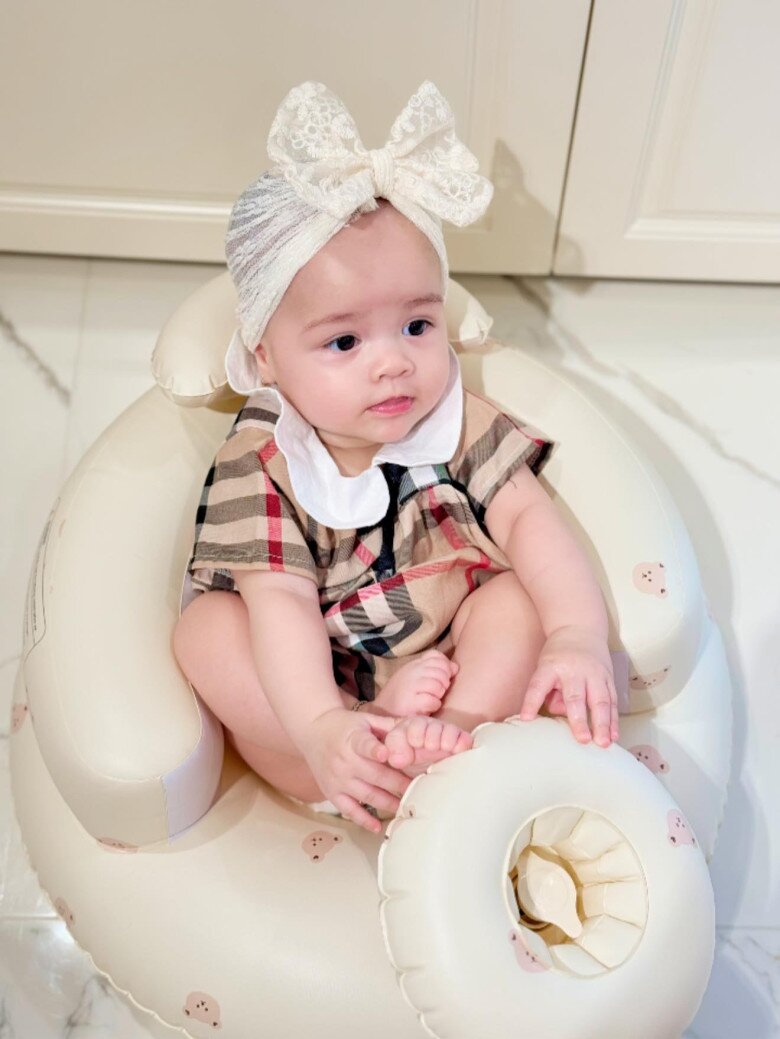 Con gái Nhật Kim Anh có kiểu tóc tém cá tính sau thời gian bị cạo trọc đầu, đôi mi cong vút như búp bê Tây - 9