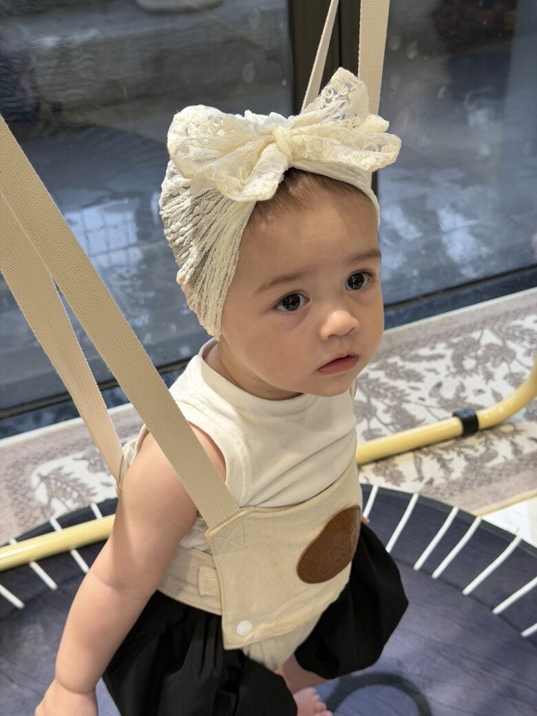 Con gái Nhật Kim Anh có kiểu tóc tém cá tính sau thời gian bị cạo trọc đầu, đôi mi cong vút như búp bê Tây - 6