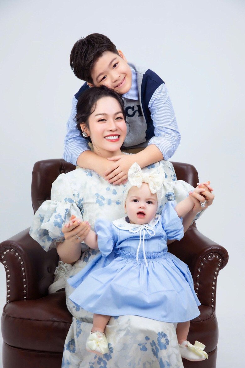 Con gái Nhật Kim Anh có kiểu tóc tém cá tính sau thời gian bị cạo trọc đầu, đôi mi cong vút như búp bê Tây - 8