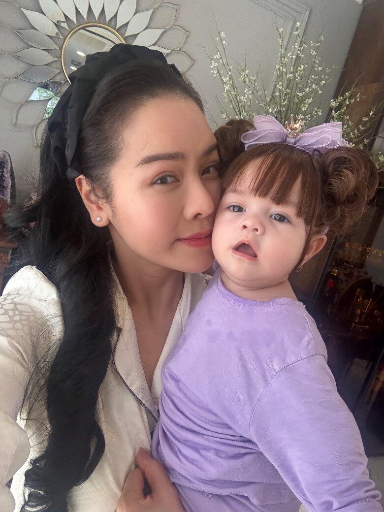 Con gái Nhật Kim Anh có kiểu tóc tém cá tính sau thời gian bị cạo trọc đầu, đôi mi cong vút như búp bê Tây - 4