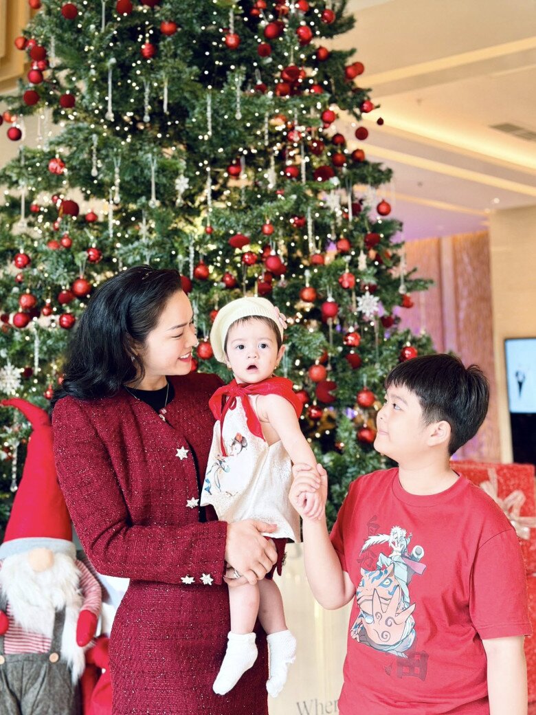 Con gái Nhật Kim Anh có kiểu tóc tém cá tính sau thời gian bị cạo trọc đầu, đôi mi cong vút như búp bê Tây - 12