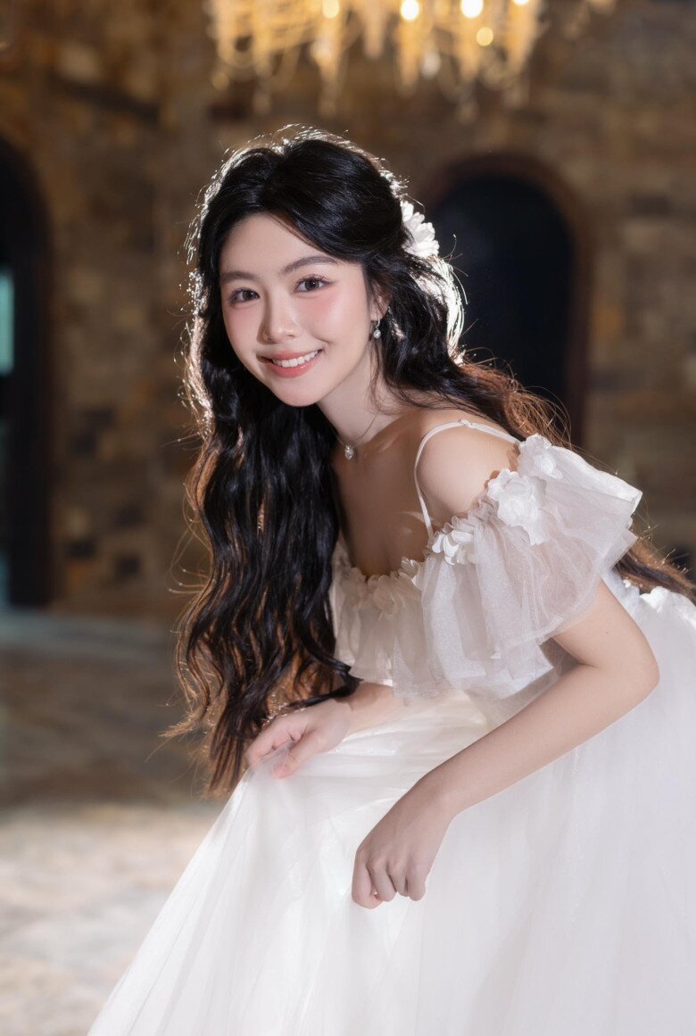 Con gái Quyền Linh diện áo dài xuống phố được du khách Tây vây kín ngắm nhìn, sắc vóc tuổi 20 trong veo - 6