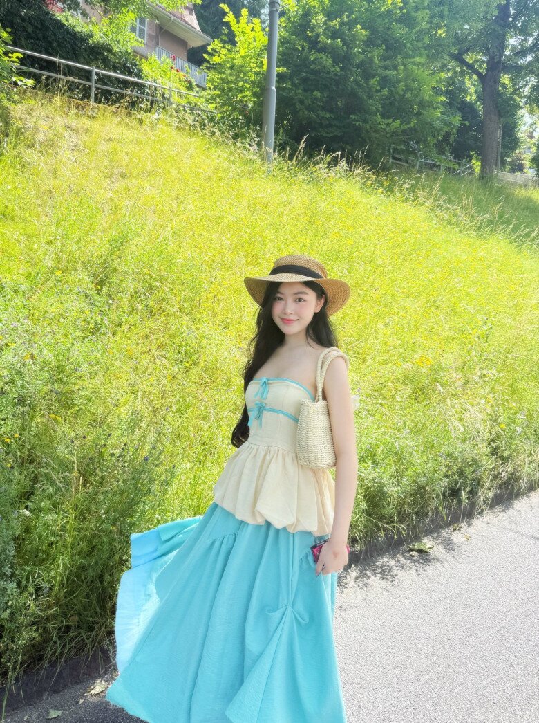 Con gái Quyền Linh diện áo dài xuống phố được du khách Tây vây kín ngắm nhìn, sắc vóc tuổi 20 trong veo - 9