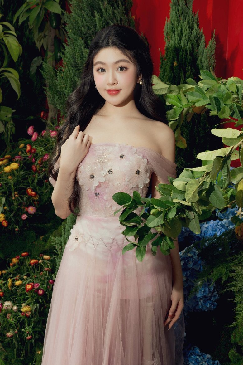 Con gái Quyền Linh diện áo dài xuống phố được du khách Tây vây kín ngắm nhìn, sắc vóc tuổi 20 trong veo - 7