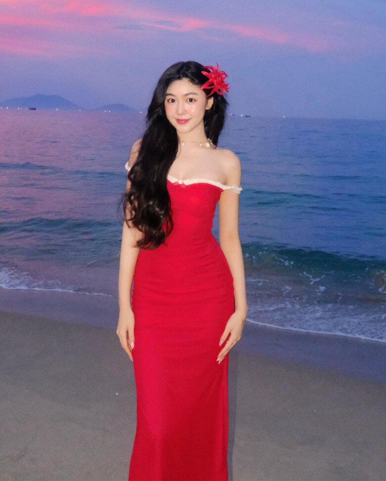 Con gái Quyền Linh diện áo dài xuống phố được du khách Tây vây kín ngắm nhìn, sắc vóc tuổi 20 trong veo - 10