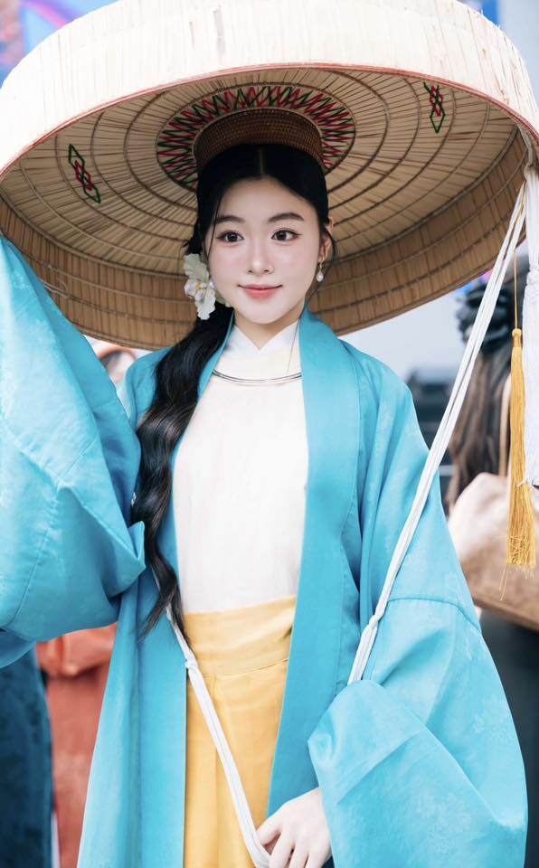 Con gái Quyền Linh diện áo dài xuống phố được du khách Tây vây kín ngắm nhìn, sắc vóc tuổi 20 trong veo - 2