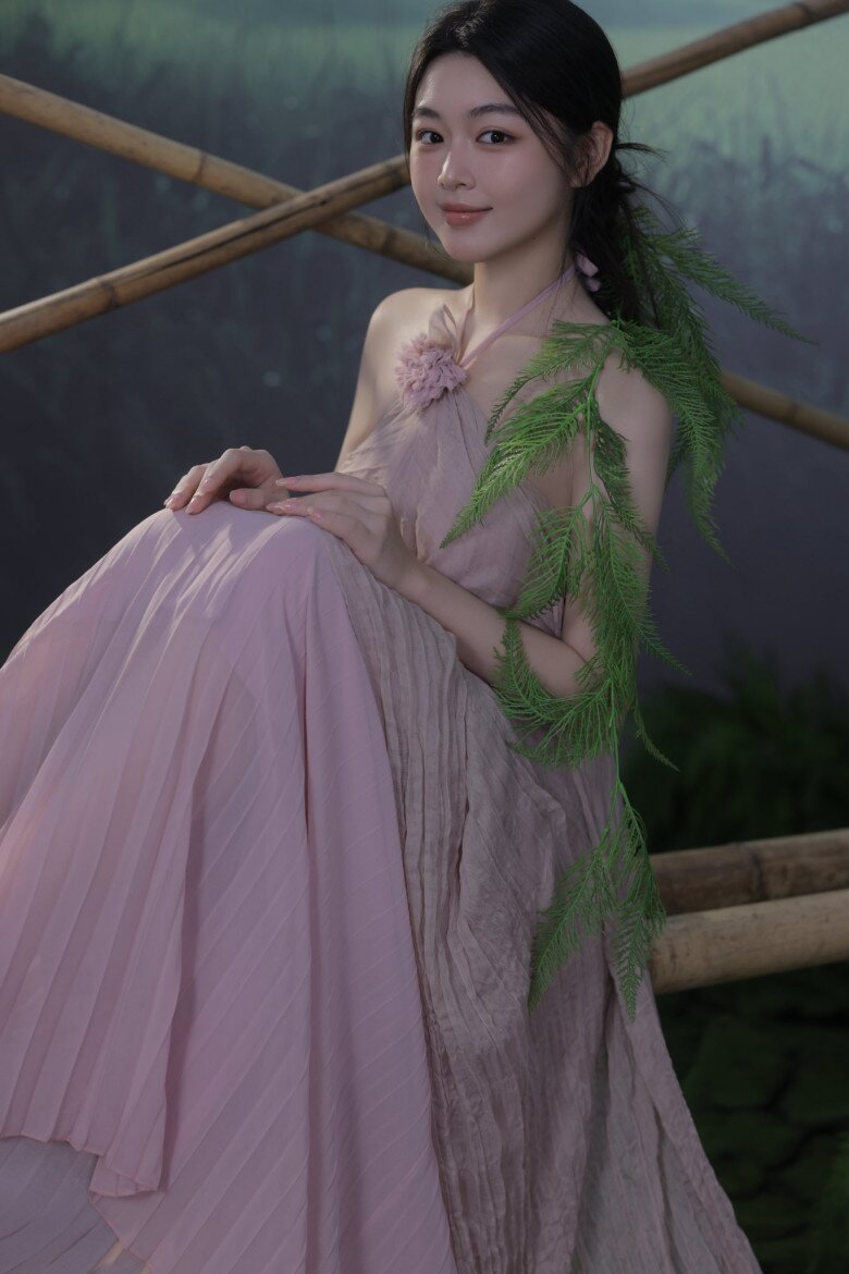 Con gái Quyền Linh diện áo dài xuống phố được du khách Tây vây kín ngắm nhìn, sắc vóc tuổi 20 trong veo - 4