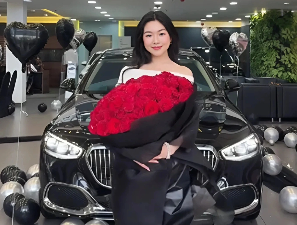 Con gái Quyền Linh diện áo dài xuống phố được du khách Tây vây kín ngắm nhìn, sắc vóc tuổi 20 trong veo - 11