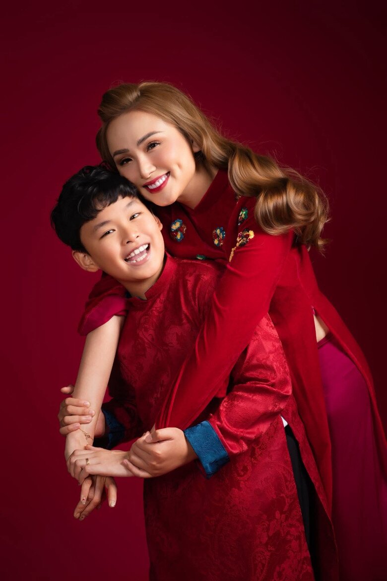 Con trai tóc xoăn của Hoa hậu Diễm Hương bị bắt giảm cân, nay trổ mã như thanh niên hưởng trọn nét đẹp từ mẹ - 2