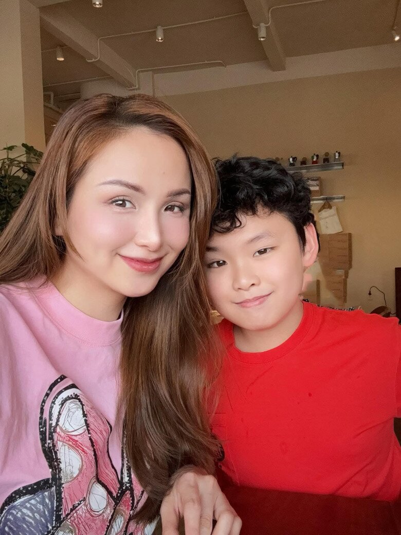 Con trai tóc xoăn của Hoa hậu Diễm Hương bị bắt giảm cân, nay trổ mã như thanh niên hưởng trọn nét đẹp từ mẹ - 4