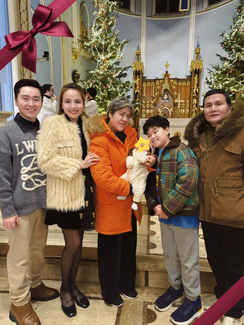 Con trai tóc xoăn của Hoa hậu Diễm Hương bị bắt giảm cân, nay trổ mã như thanh niên hưởng trọn nét đẹp từ mẹ - 12