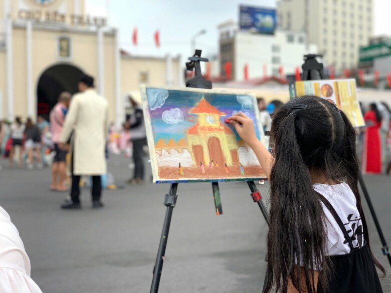 Khó tin khi nhìn cảnh Diệp Lâm Anh lên trường đón con, bé Boorin nay rõ nét là "bản sao" của bố thiếu gia - 9