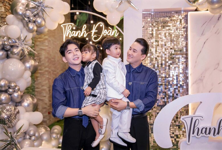 Hà Trí Quang "một nách chăm 2 con" cho Thanh Đoàn đi làm, quý tử thấy bố doanh nhân về liền "nịnh khéo" - 3